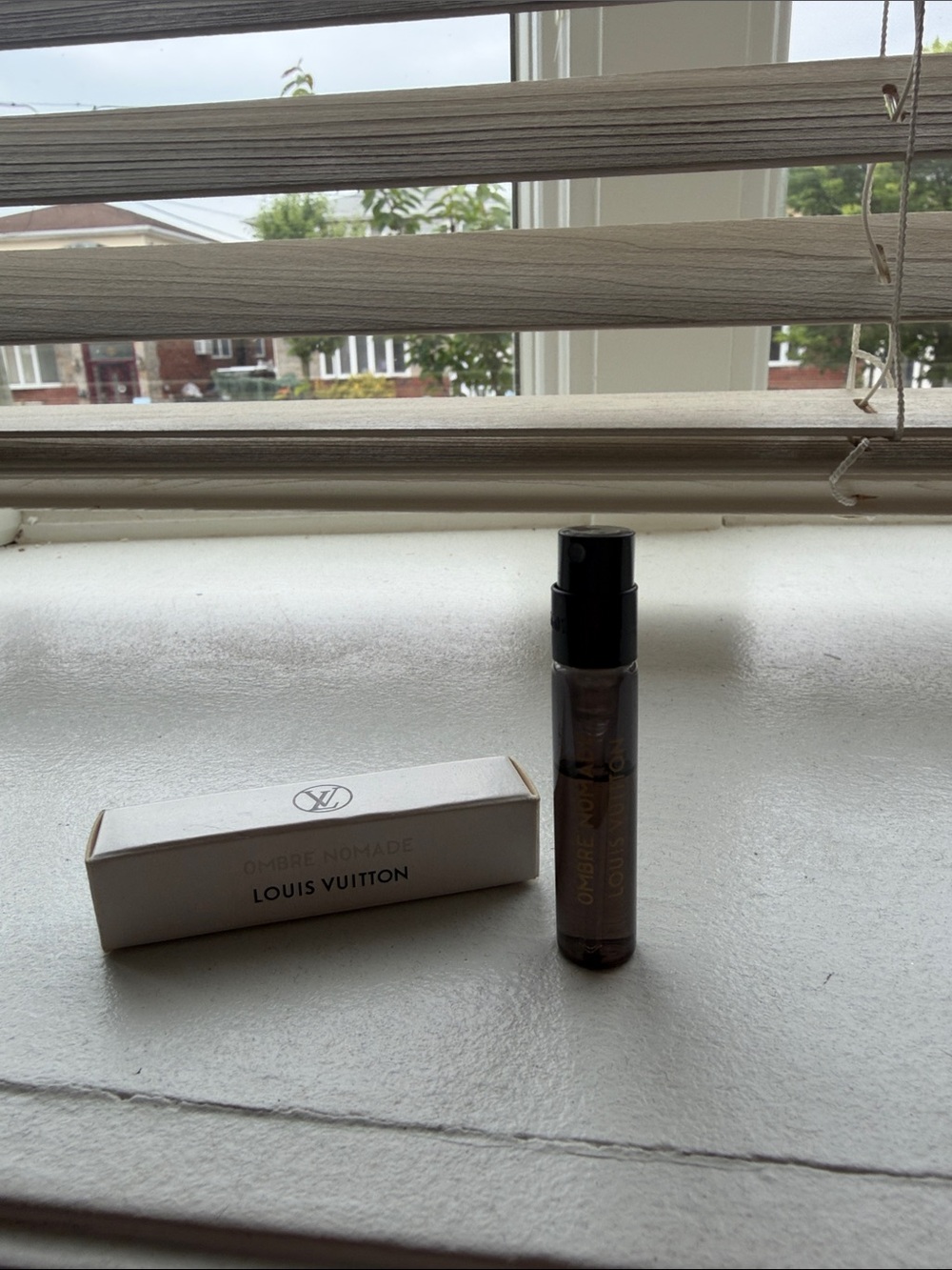 louis vuitton ombre nomade eau de oarfum 2ml 0.06fl sample spray